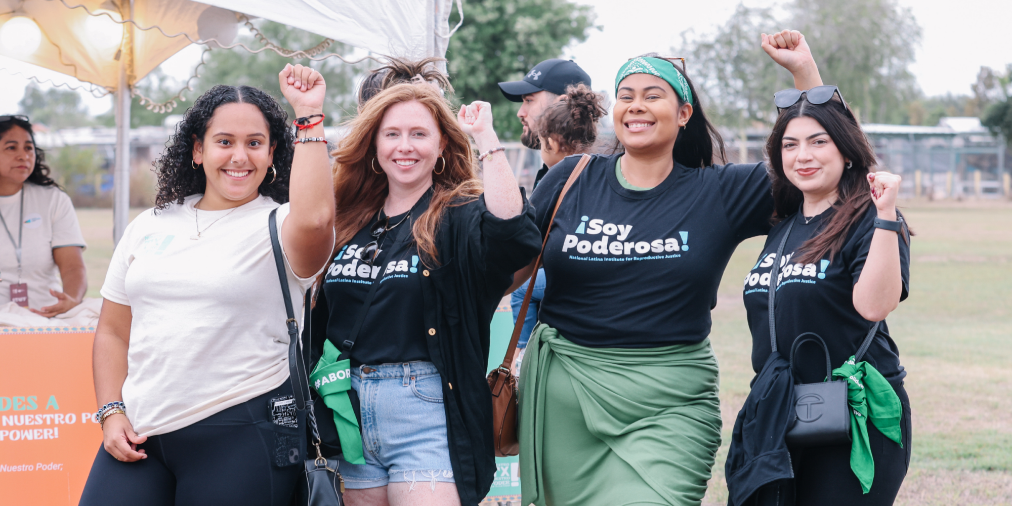 Poderosas raising fists in the air