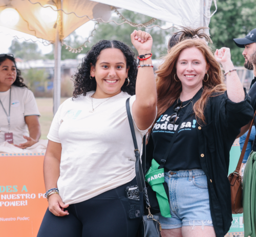 Poderosas raising fists in the air